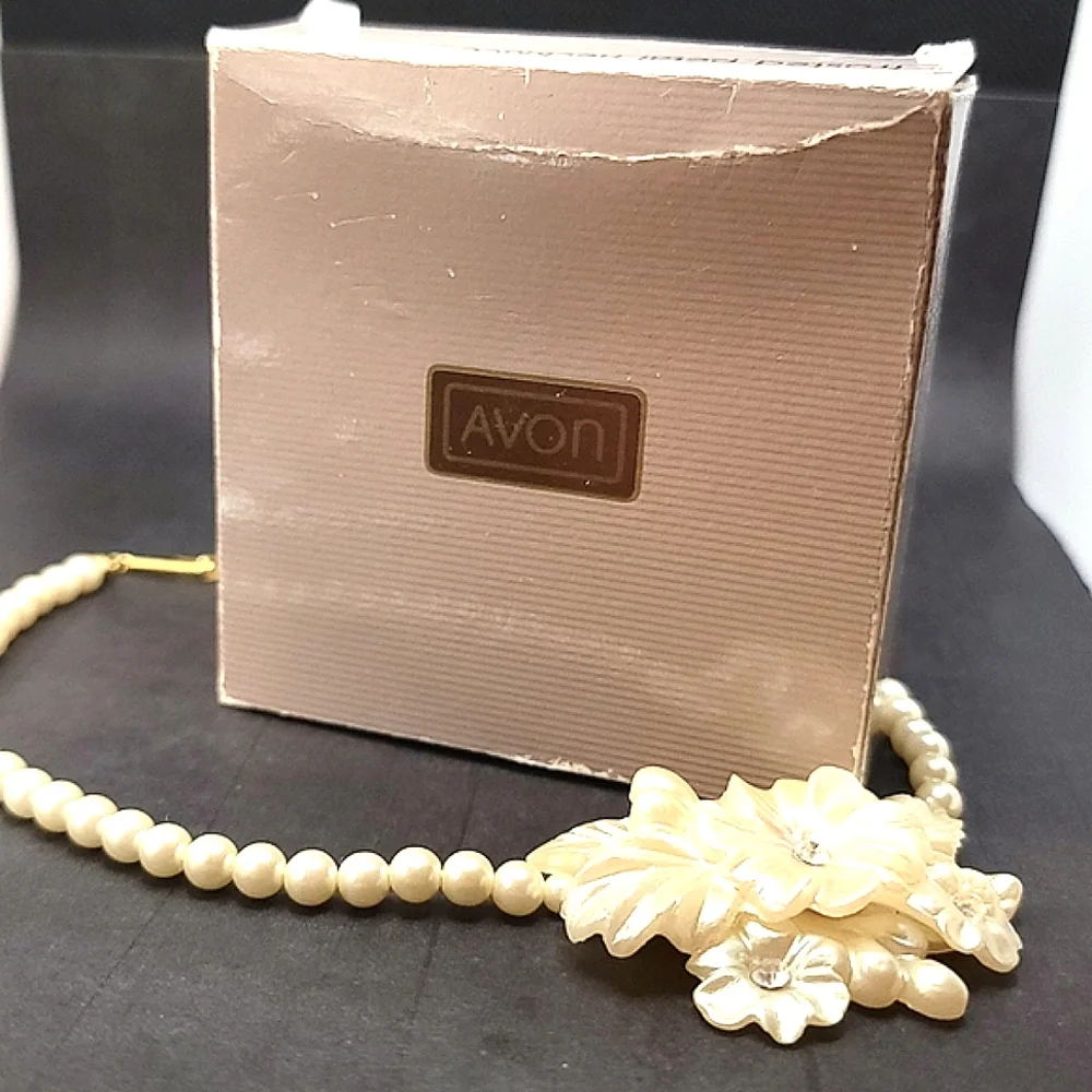 Vintage 1991 AVON  Frosted Petal Necklace Pearl Rhinestone Flowers